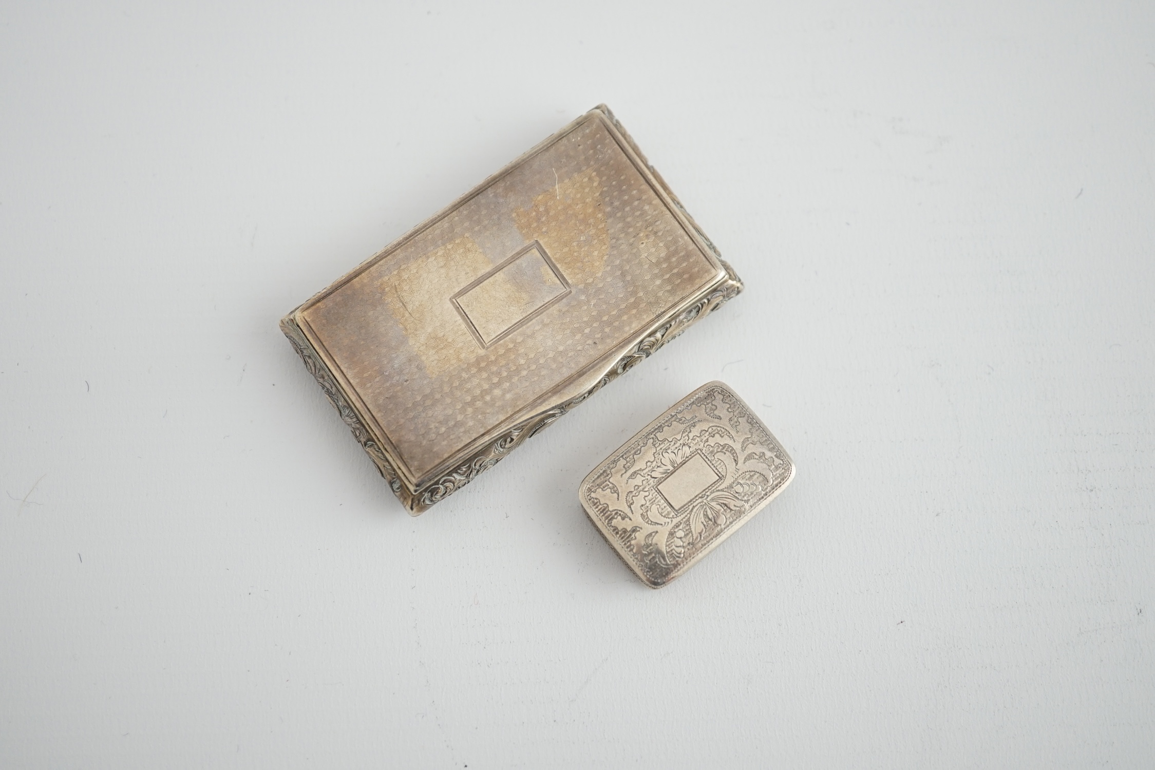 An early Victorian silver rectangular snuff box, by Neustadt & Barnett, Birmingham, 1840, 69mm, together with a George IV silver vinaigrette by Joseph Wilmore